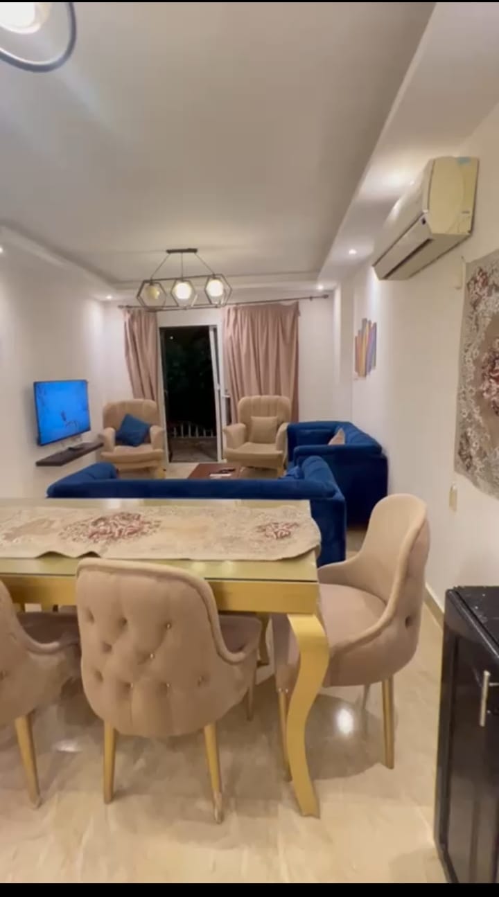 شقة في مدينتي 89 م2 للإيجار مفروش على حديقة كبيرة تشطيب سوبر لوكس 25,000 ج 